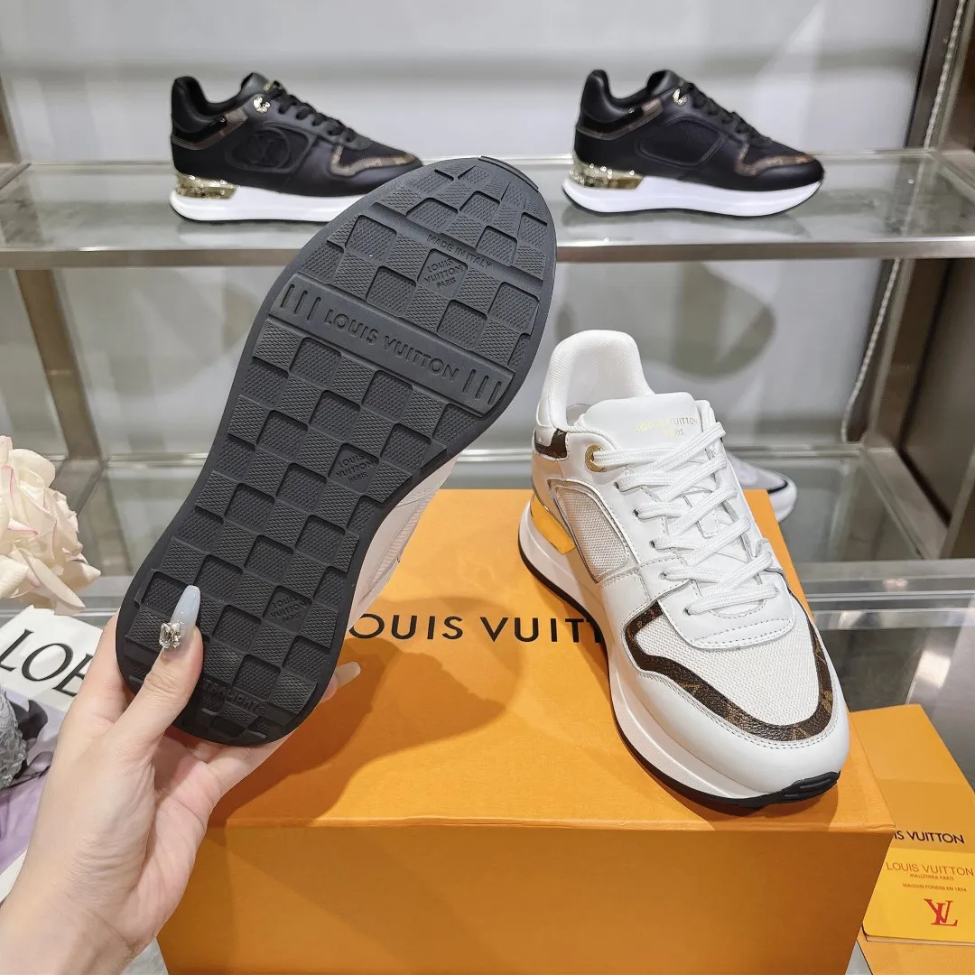 [L Family] P: 760💰Size 35-42 for women, 39-46 for men, (41.42 for women, 45.46 for men, customized) .LV Donkey Brand 🔥🔥LOUIS VUITTON Louis Vuitton's official website synchronizes the 2025 autumn and winter couple's models, which are now on the market, this Neo Run Away sneakers are inspired by running shoes, integrating LV's iconic must-have shoes into the trend. This version is a 1:1 replica of the original version. It is made of two-tone calfskin to highlight its simple lines and unique wedge outsole. Key details include the LV initials on the side and an engraved gold heel stabilizer on the back plus a 2cm hidden insole.
